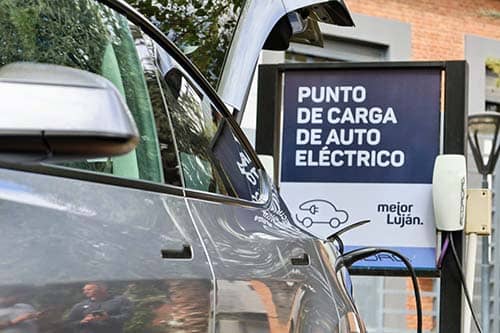 Habilitaron un punto de carga para autos eléctricos en Luján.