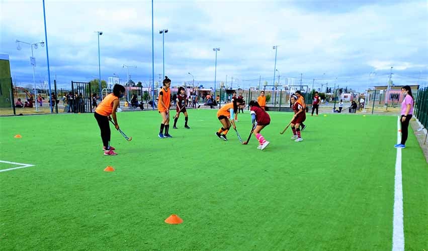 El Polideportivo de Luján volvió a las competencias con futbol y hockey